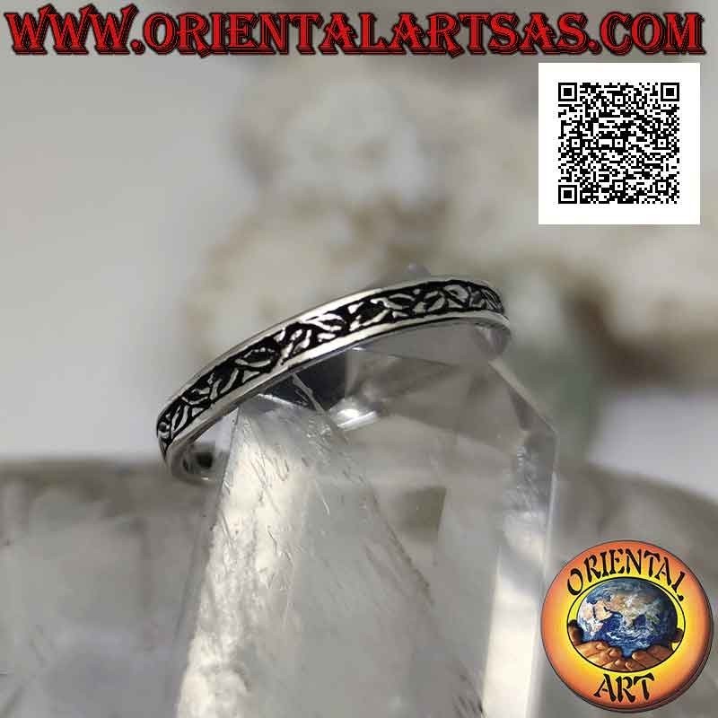 Anillo de plata con banda fina trabajada con decoración micro floral en bajorrelieve