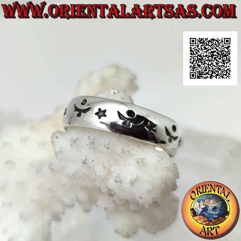 Anillo banda de plata trabajado con estrellas y decoración astral alterna