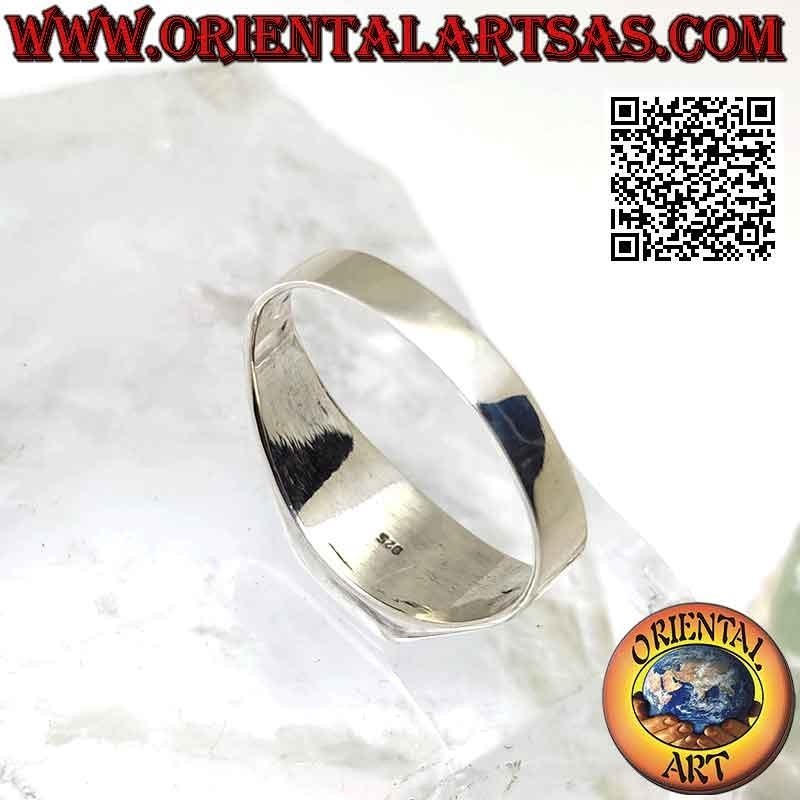 Smooth silver ring with square onyx flush with edge 8x8 mm