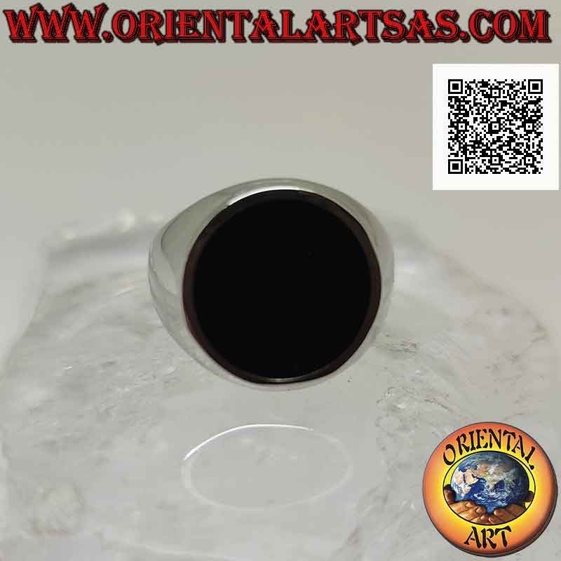 Silver ring with flat round onyx on smooth slightly edged Ø 15 mm frame