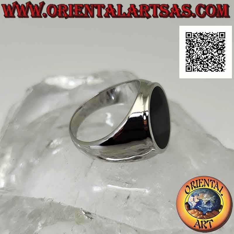Silver ring with flat round onyx on smooth slightly edged Ø 15 mm frame