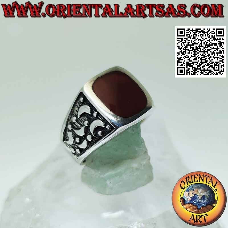 Anillo de plata y corney con lunas laterales talladas