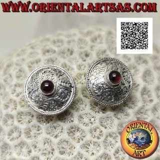 Pendientes de plata de lóbulo de escudo redondeado decorados en filigrana con granate redondo natural en el centro