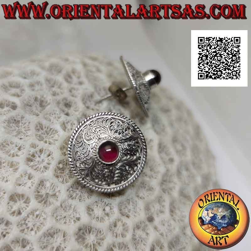 Boucles d'oreilles en argent de lobe de bouclier arrondi décoré en filigrane avec grenat rond naturel au centre