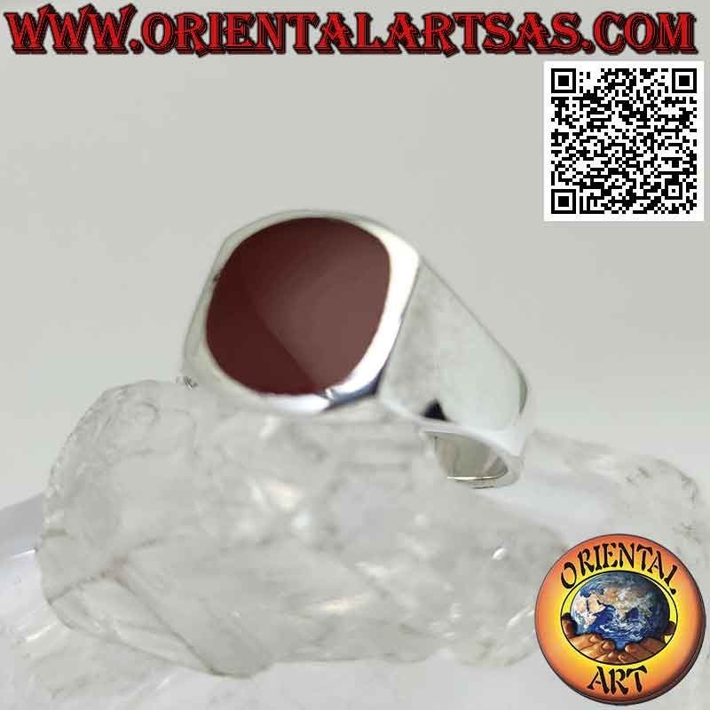 Anillo de plata con cornalina redonda al ras del borde en un marco cuadrado liso