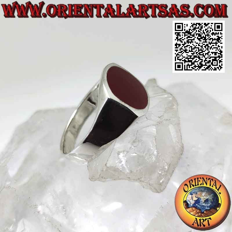 Bague en argent avec cornaline ronde au ras du bord sur un cadre carré lisse