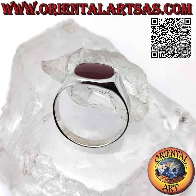 Anillo de plata con cornalina redonda al ras del borde en un marco cuadrado liso