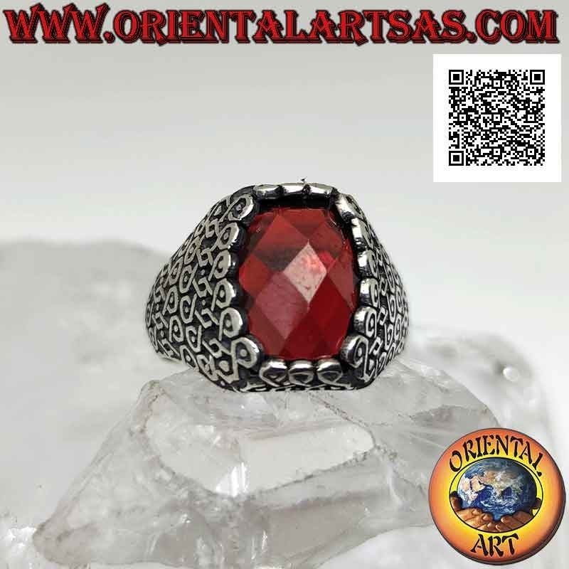 Anillo de plata con granate oval facetado y serie geométrica de infinitos entrelazados en los laterales