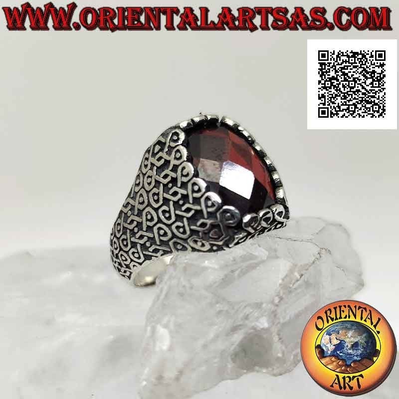 Anillo de plata con granate oval facetado y serie geométrica de infinitos entrelazados en los laterales