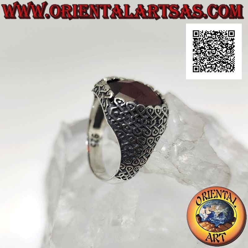 Bague en argent avec grenat ovale facetté et série géométrique d'infinis entrelacés sur les côtés
