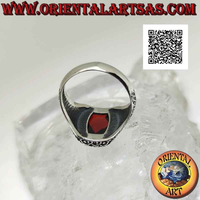 Anello in argento con granato ovale sfaccettato e serie geometrica di infiniti intrecciati sui lati