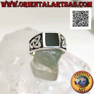 Anello in argento con agata verde quadrata a filo bordo e triquetra in bassorilievo sui lati