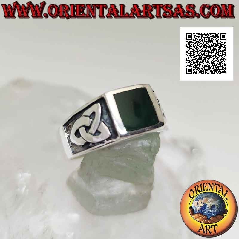 Bague en argent avec agate verte carrée au ras du bord et triquetra en bas-relief sur les côtés