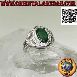 Bague en argent avec émeraude ovale naturelle sertie sur une monture sertie de zircons blancs