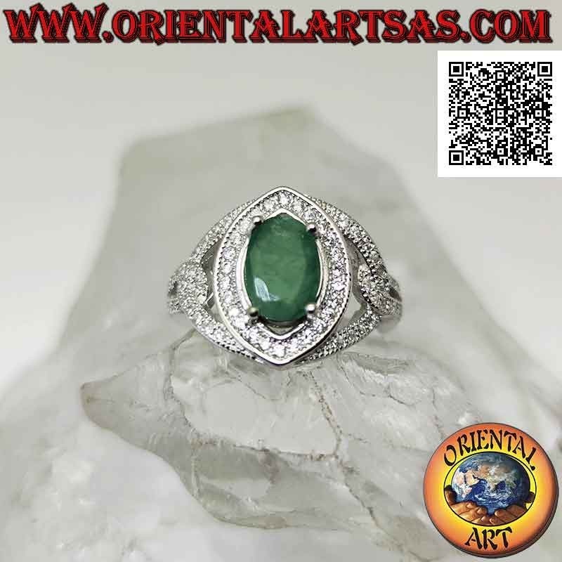 Anillo de plata con esmeralda natural ovalada engastada en un engaste tachonado de circonitas blancas