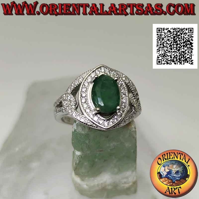 Bague en argent avec émeraude ovale naturelle sertie sur une monture sertie de zircons blancs