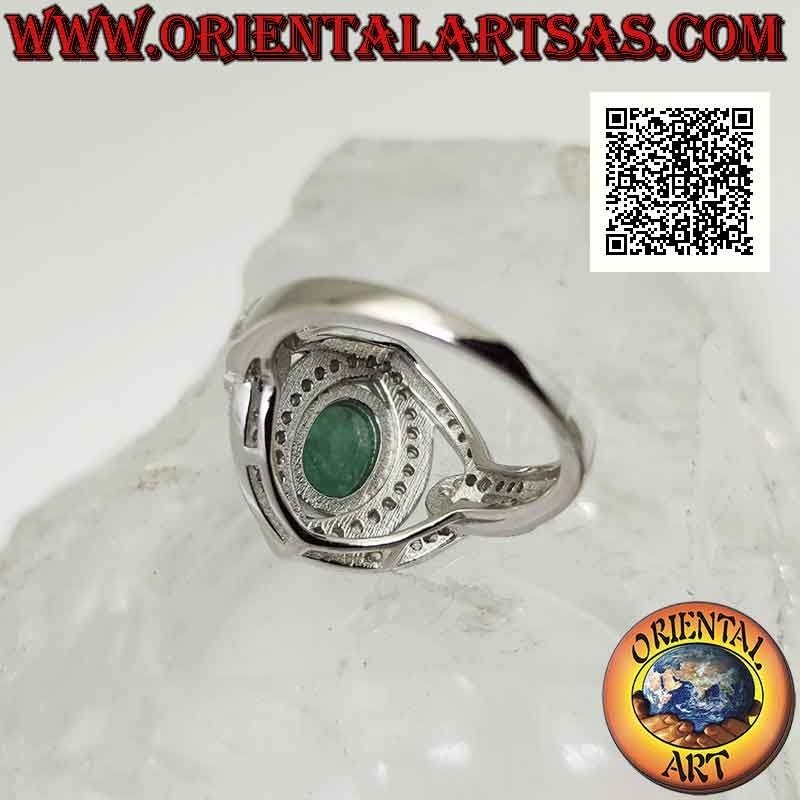 Anello in argento con smeraldo naturale ovale incastonato su montatura tempestata di zirconi bianchi