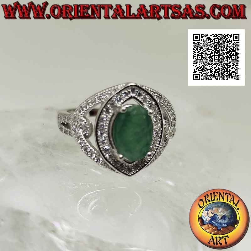 Anillo de plata con esmeralda natural ovalada engastada en un engaste tachonado de circonitas blancas