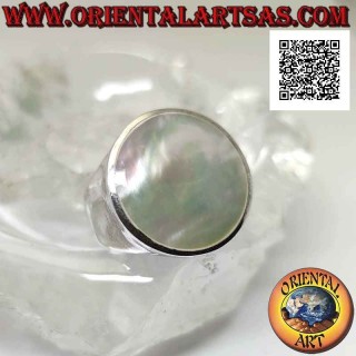 Anello in argento con madreperla tonda a filo bordo su montatura liscia Ø 20 mm