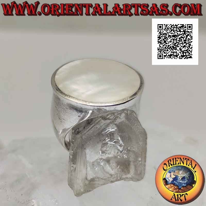 Bague en argent avec nacre ronde affleurante sur une monture lisse Ø 20 mm