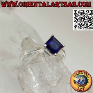 Anillo solitario de plata con zafiro sintético romboidal cuadrado engastado