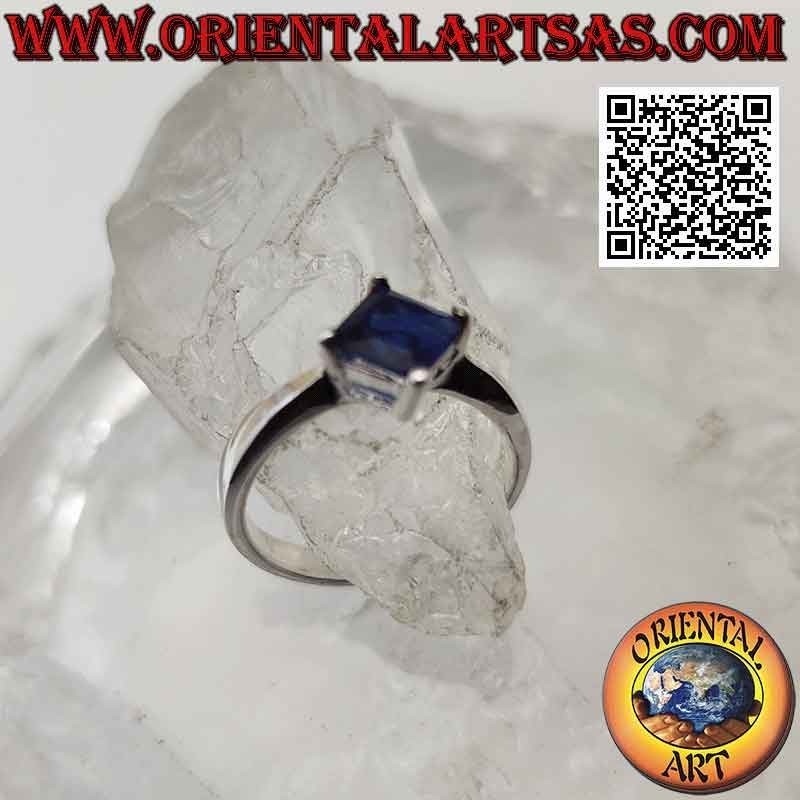Anillo solitario de plata con zafiro sintético romboidal cuadrado engastado