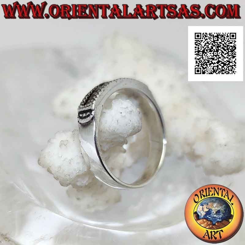 Anello in argento fedina con una fila di marcassite nel riquadro su una parte