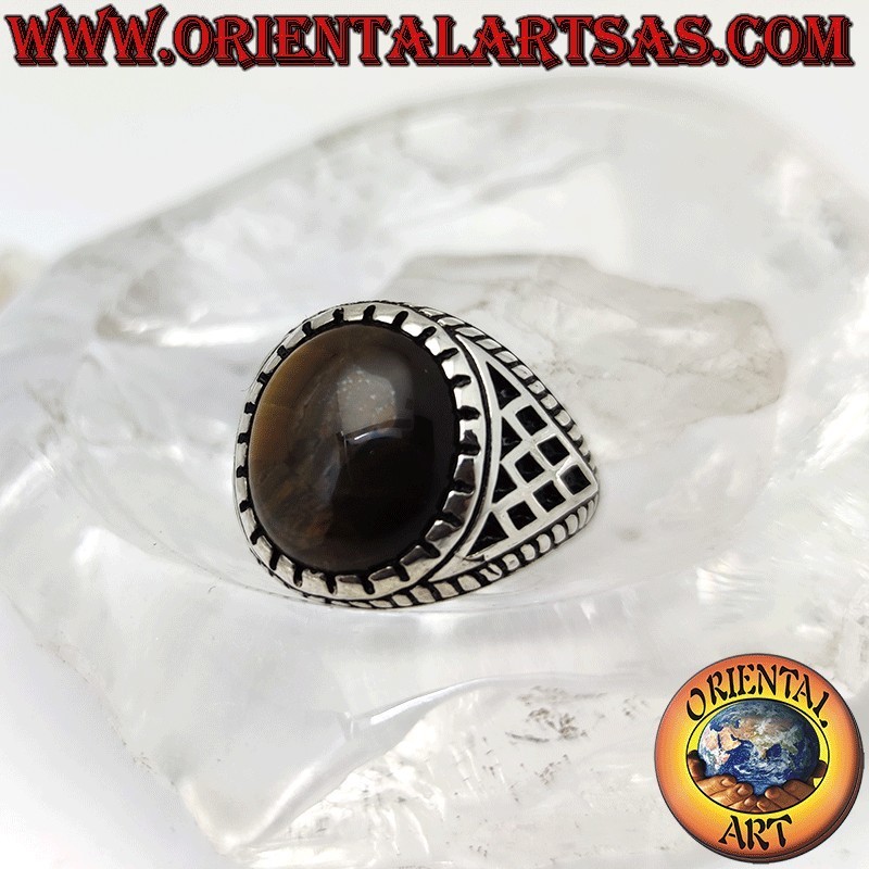 Bague en argent avec cabochon ovale en oeil de tigre et losanges gravés sur les côtés (B)