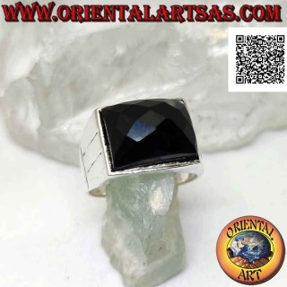 Anillo de plata con ónix rectangular horizontal facetado en engaste liso con dos líneas grabadas