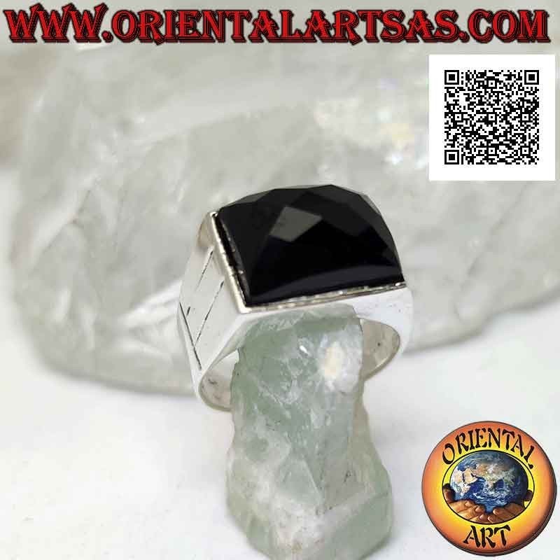 Anello in argento con onice rettangolare orizzontale sfaccettata su montatura liscia con due linee incise