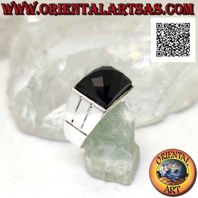 Anillo de plata con ónix rectangular horizontal facetado en engaste liso con dos líneas grabadas