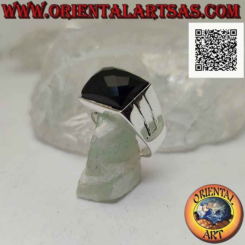 Bague en argent avec onyx rectangulaire horizontal facetté sur sertissage lisse avec deux lignes gravées