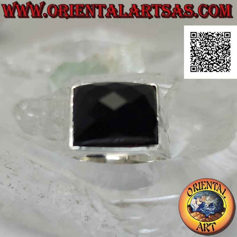 Silberring mit facettiertem horizontal rechteckigem Onyx auf glatter Fassung mit zwei gravierten Linien