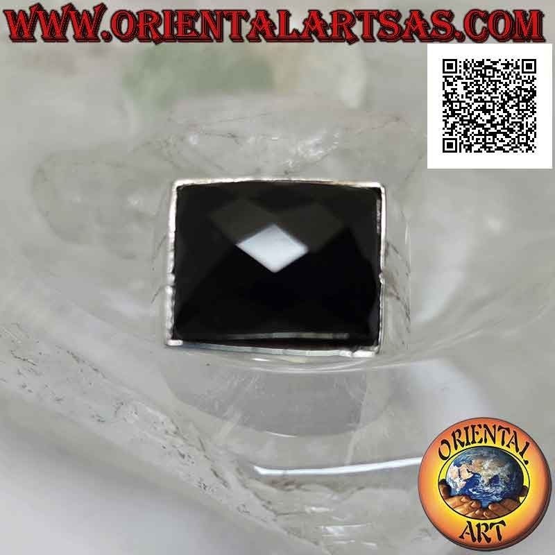 Anello in argento con onice rettangolare orizzontale sfaccettata su montatura liscia con due linee incise