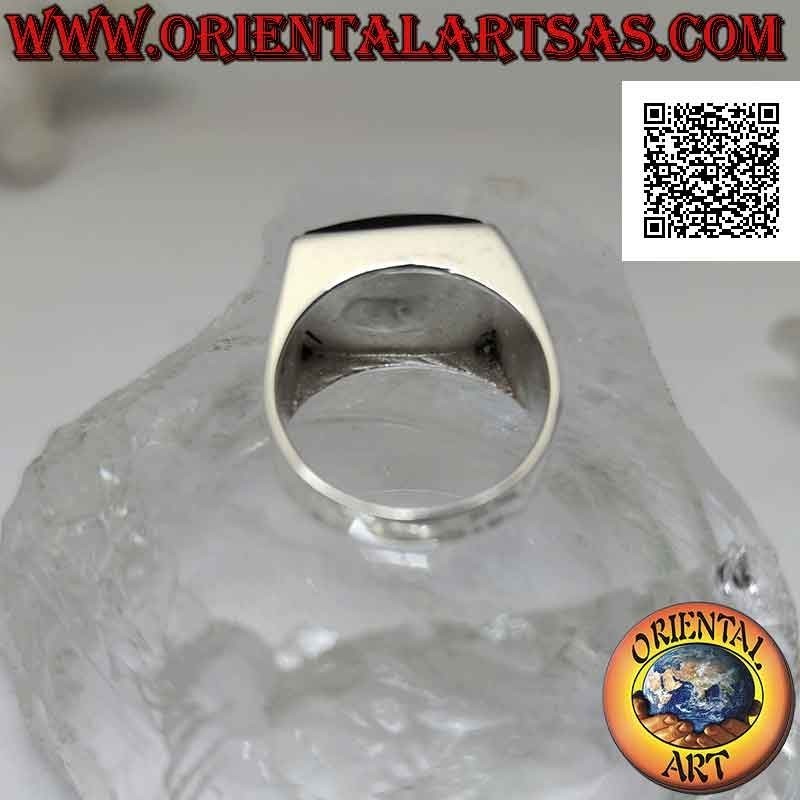 Anello in argento con onice rettangolare orizzontale sfaccettata su montatura liscia con due linee incise