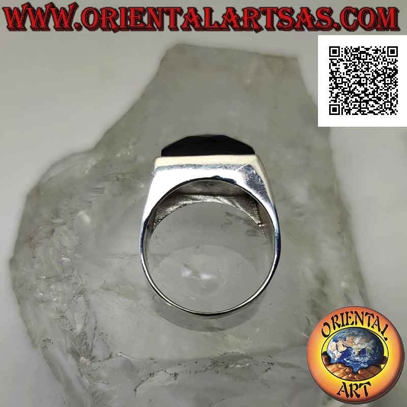 Anillo de plata con ónix rectangular horizontal facetado en engaste liso con dos líneas grabadas