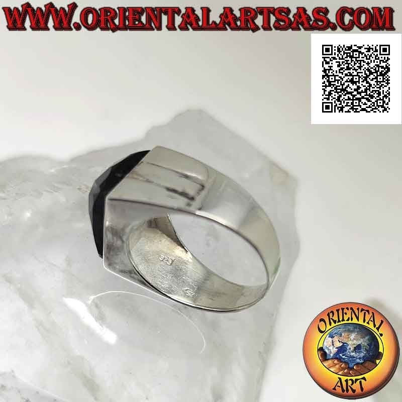 Anello in argento con onice rettangolare orizzontale sfaccettata su montatura liscia con due linee incise
