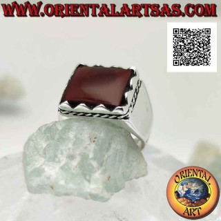 Bague en argent avec cornaline rectangulaire en relief et cordon latéral