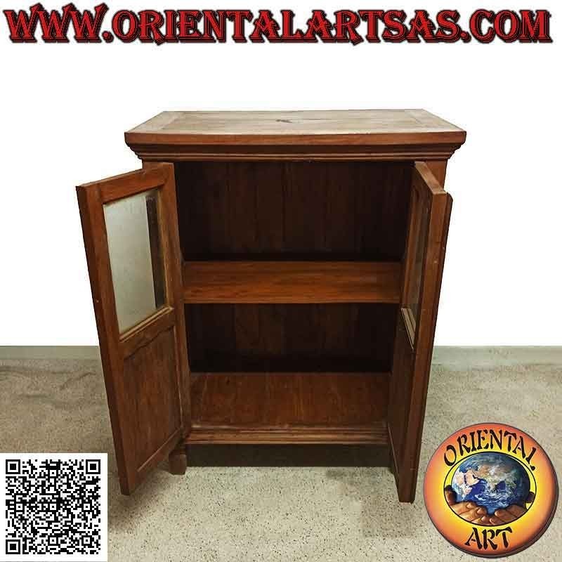 Vitrina profunda de dos puertas (mitad vidrio mitad madera) con decoración floral en madera de teca