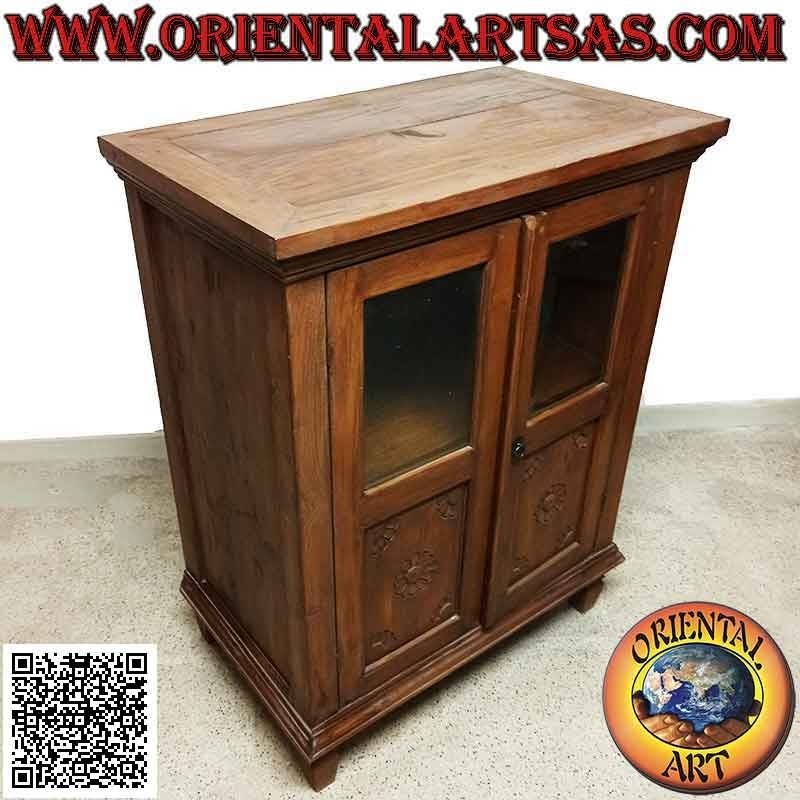 Vitrina profunda de dos puertas (mitad vidrio mitad madera) con decoración floral en madera de teca