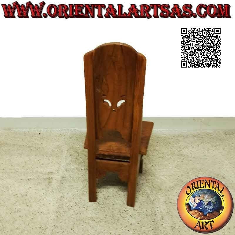 Chaise pour enfant à dossier haut avec décoration sculptée et perforée en bois de teck