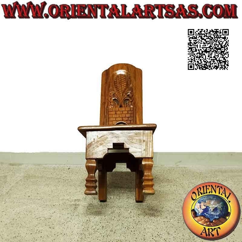 Chaise pour enfant à dossier haut avec décoration sculptée et perforée en bois de teck