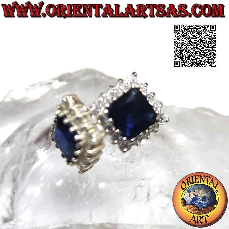 Boucles d'oreilles lobes en argent avec saphir synthétique carré serti entouré de zircons blancs