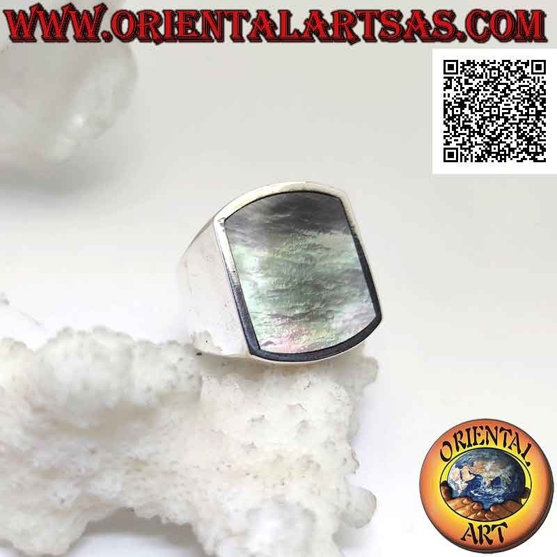 Anillo de plata con concha de paua rectangular (abulón) curvada en dos lados al ras del borde en un engaste liso