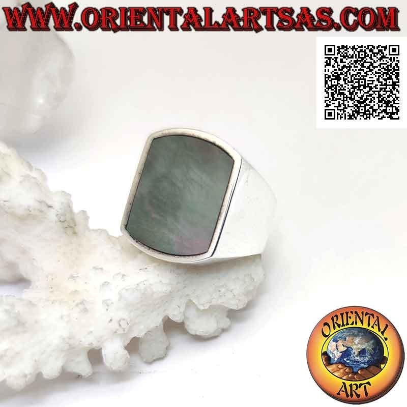 Anillo de plata con concha de paua rectangular (abulón) curvada en dos lados al ras del borde en un engaste liso