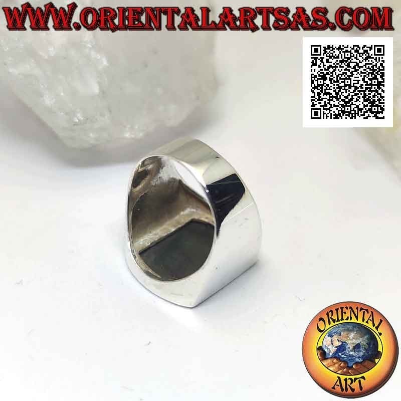 Bague en argent avec coquille de paua rectangulaire (ormeau) bombée sur deux côtés affleurant le bord sur un sertissage lisse