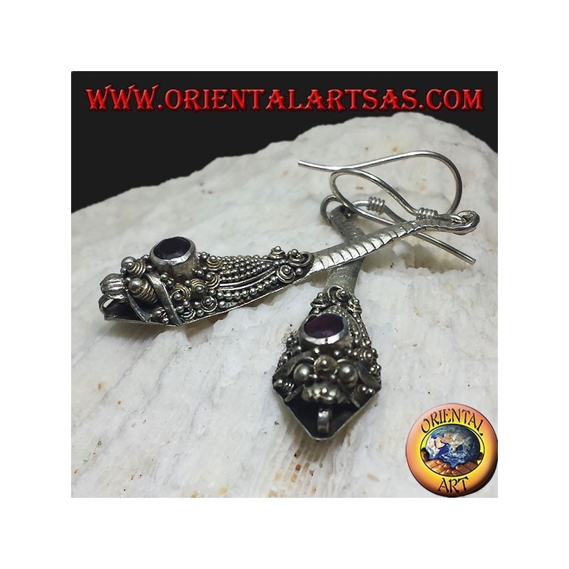Pendientes de plata hechos a mano de la cobra con granate