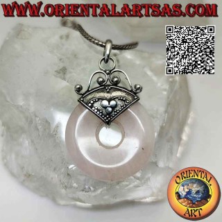Ciondolo in quarzo rosa, a forma di ciambella da 28 mm. con gancio decorato in bassorilievo in argento