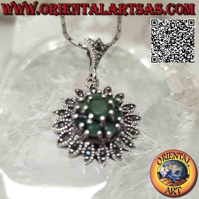 Ciondolo in argento a forma di fiore Dalia con smeraldi naturali tondi incastonati e marcassiti