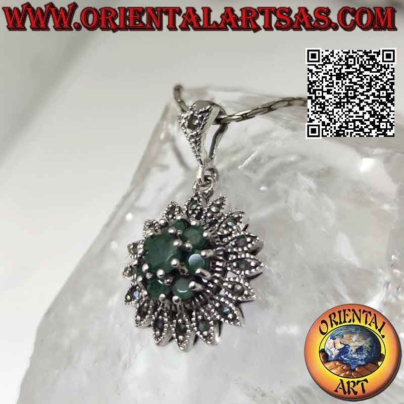 Ciondolo in argento a forma di fiore Dalia con smeraldi naturali tondi incastonati e marcassiti